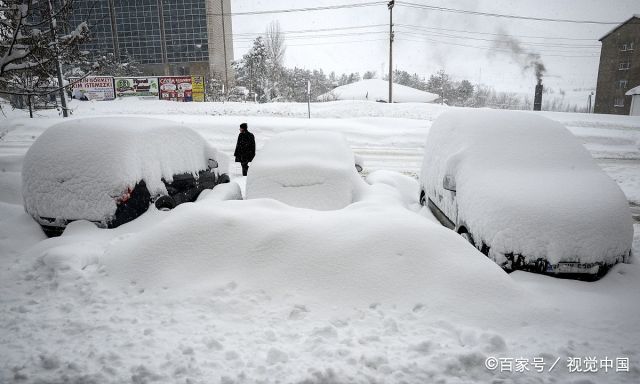 土耳其连日来暴雪,使得这里积雪厚度不断增加,对人们出行造成了很大